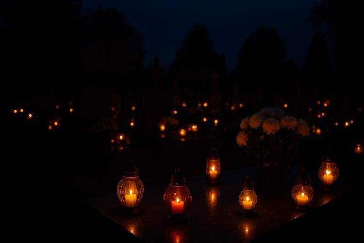 Znicze, kwiaty i dekoracje nagrobne 2025 – modne trendy na Wszystkich Świętych